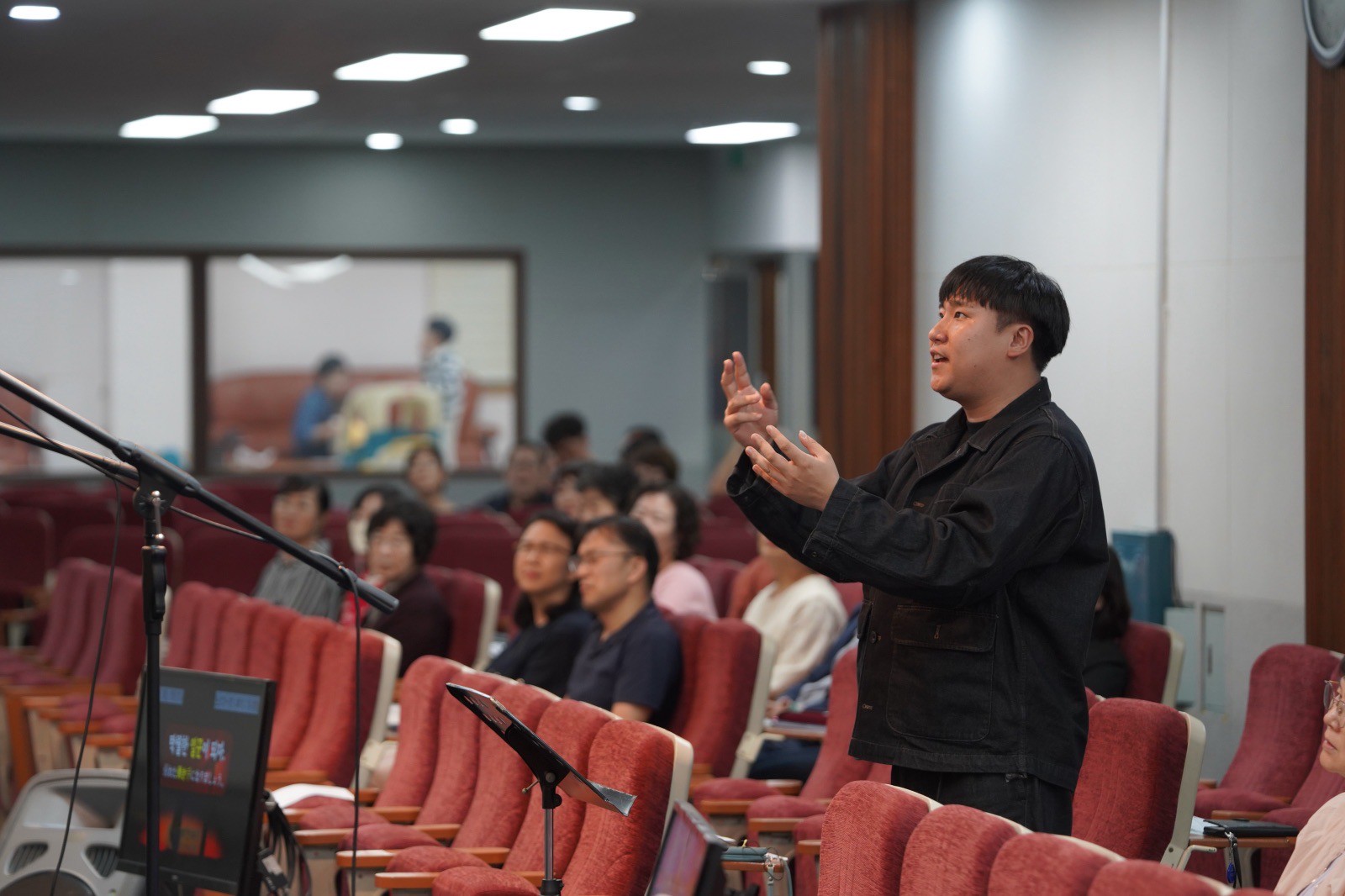 교회에서 사람들 앞에 서서 이야기하는 이정환 선교사